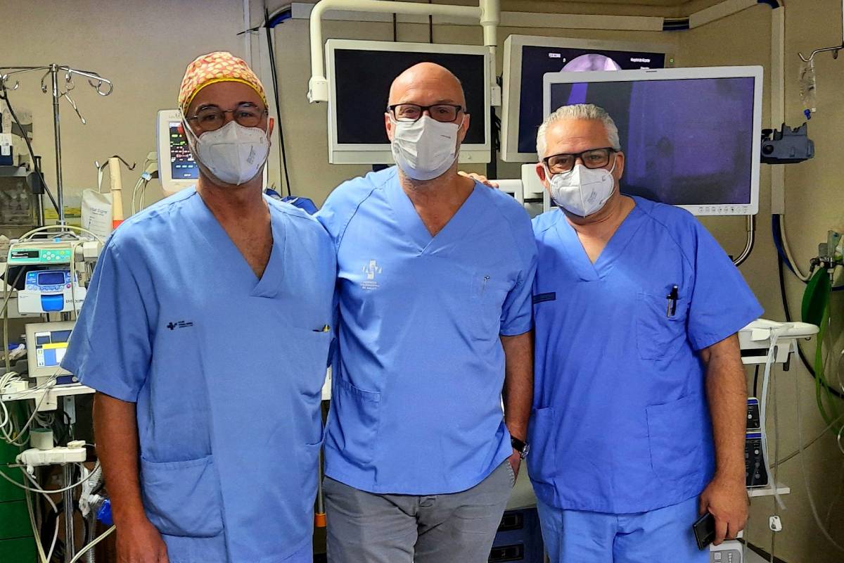 Juan MJuan MartÃnez, adjunto de la Unidad de Endoscopia; Rodrigo Jover, jefe del Servicio de Medicina Digestiva, y JosÃ© RamÃ³n Aparicio, jefe de SecciÃ³n de la Unidad de Endoscopia,